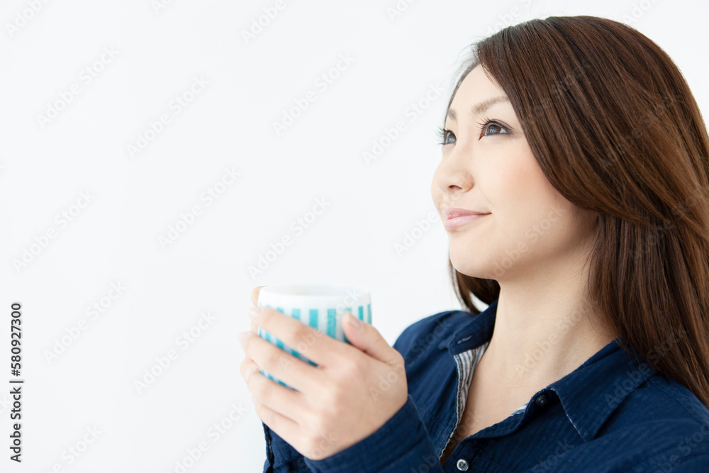 ティーカップを持つ女性 ティーカップを持つ女性