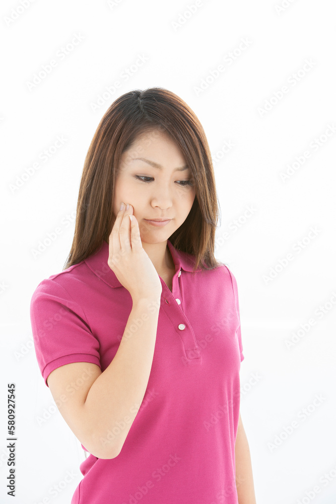 頬を押さえる女性 頬を押さえる女性