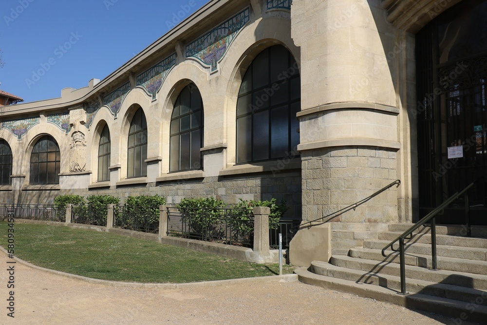 Fototapeta premium Groupe scolaire de style art déco, vue de l'extérieur, ville de Carcassonne, département de l'Aude, France