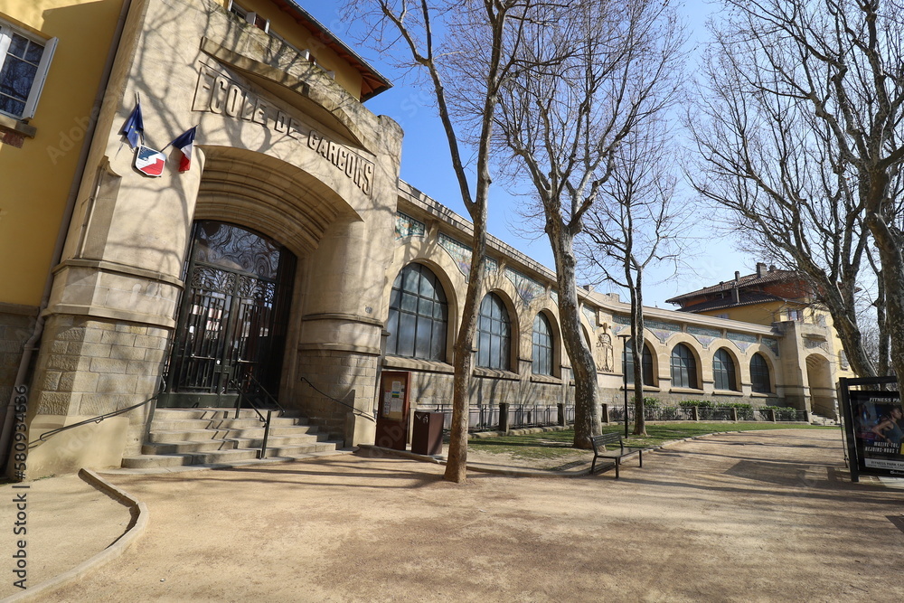 Groupe scolaire de style art déco, vue de l'extérieur, ville de Carcassonne, département de l'Aude, France