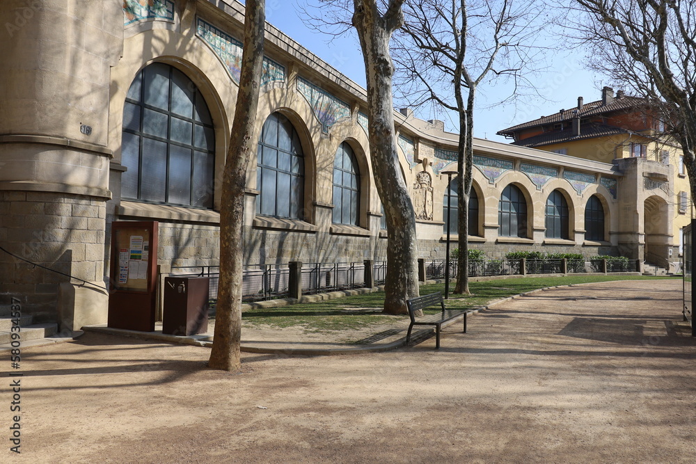 Groupe scolaire de style art déco, vue de l'extérieur, ville de Carcassonne, département de l'Aude, France