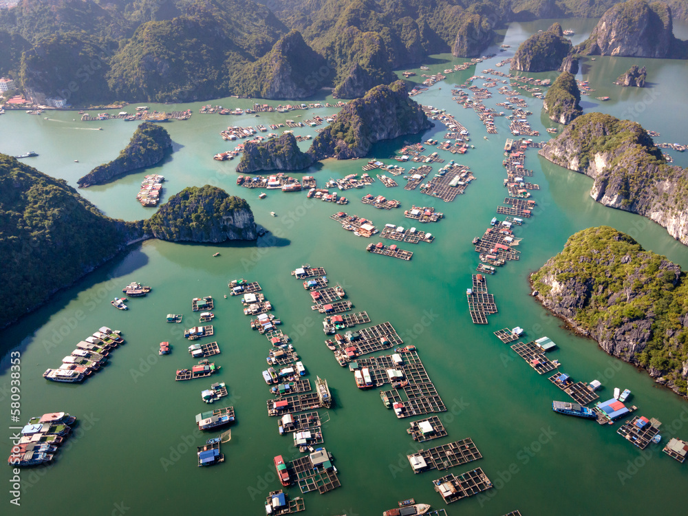 Fotka „Lan Ha Bay, Vietnam Panoramic photo of a floating fishing