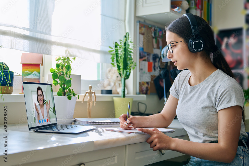 Online consultation of female student by social worker, psychologist, teacher Online consultation of female student by social worker, psychologist, teacher