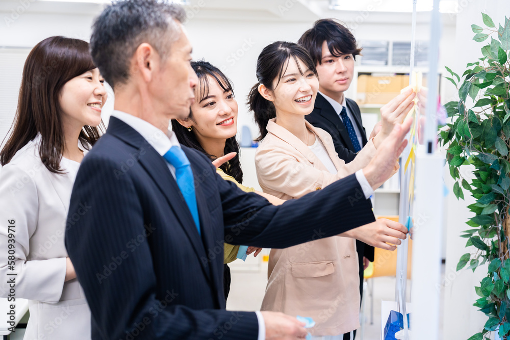 多様な意見を出し合うオフィスメンバー