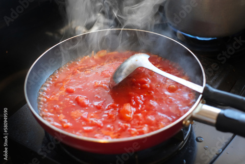 トマトソースを煮込む photo