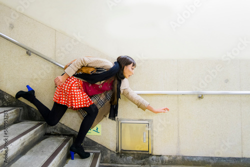 階段で転ぶ女性 photo