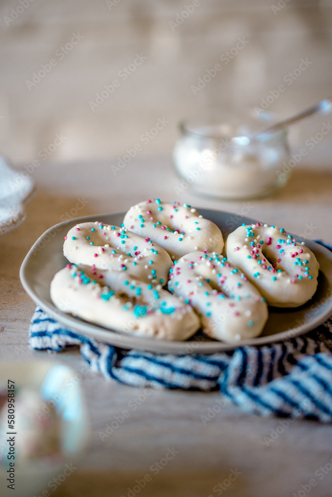 Pistoccheddus, dolce sardo artigianale con mandorle e glassa - Dolce tipico della tradizione sarda Pistoccheddus, dolce sardo artigianale con mandorle e glassa - Dolce tipico della tradizione sarda