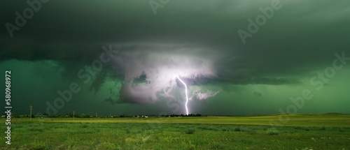 Foto lightning in a green sky