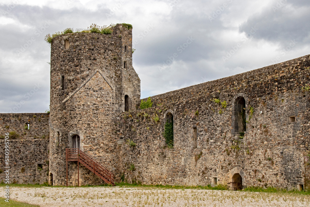 Saint-Sauveur-le-Vicomte. Ruines du donjon de l'ancien château. Manche. Normandie Saint-Sauveur-le-Vicomte. Ruines du donjon de l'ancien château. Manche. Normandie