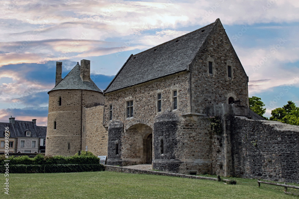 Saint-Sauveur-le-Vicomte. Porte d'entrée sur les ruines du donjon de l'ancien château. Manche. Normandie	