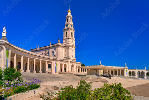 Obraz na płótnie Basilica of Our Lady of Rosary of Fatima, Portugal, on sunny day. w salonie