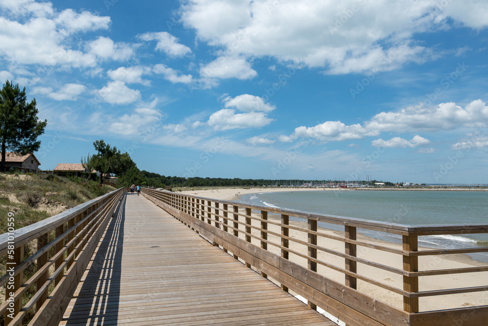 LE VERDON, dans le Médoc (Gironde, France). Promenade et plage de la Chambrette LE VERDON, dans le Médoc (Gironde, France). Promenade et plage de la Chambrette