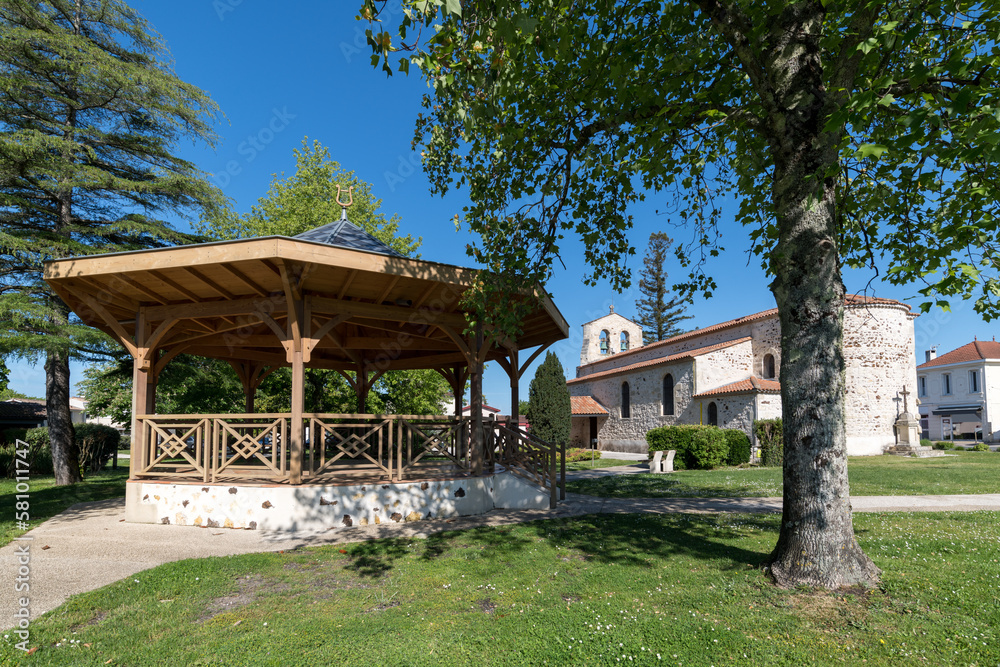 Lacanau (Gironde, France). Kiosque à musique et église Saint-Vincent Lacanau (Gironde, France). Kiosque à musique et église Saint-Vincent
