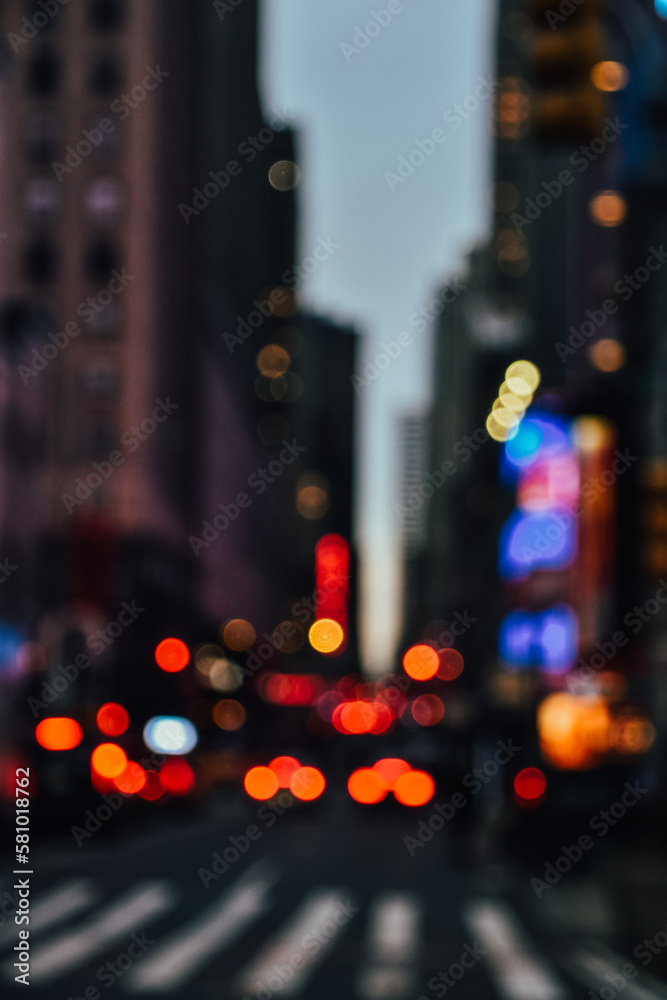 Fotografía vertical borrosa de las luces brillando en las calles de Manhattan, Nueva York, Estados Unidos.