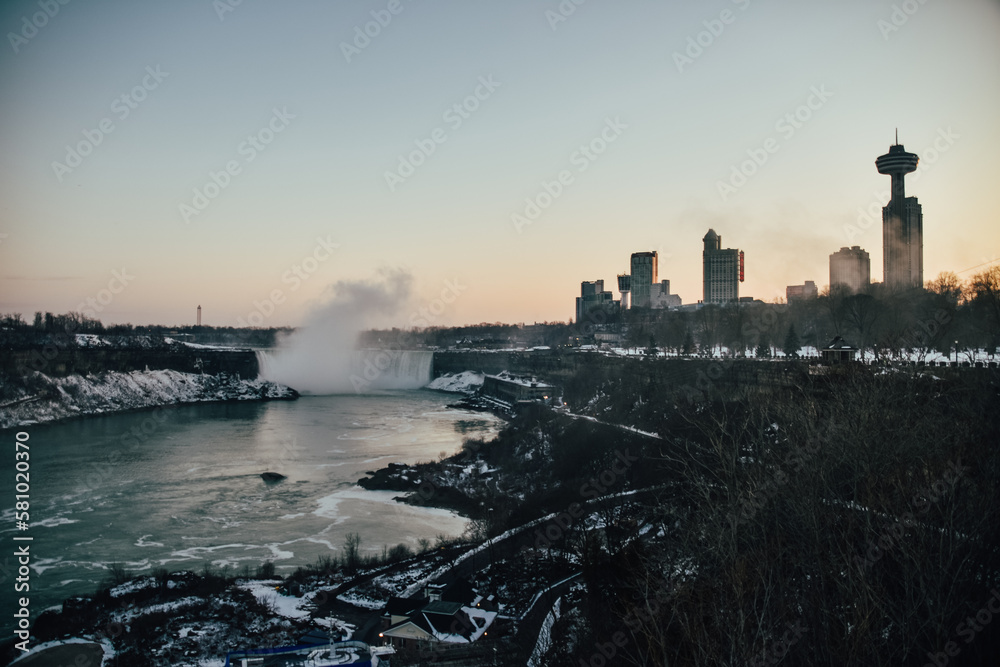 Fototapeta premium Foto del atardecer en Niagara Falls, Canadá.