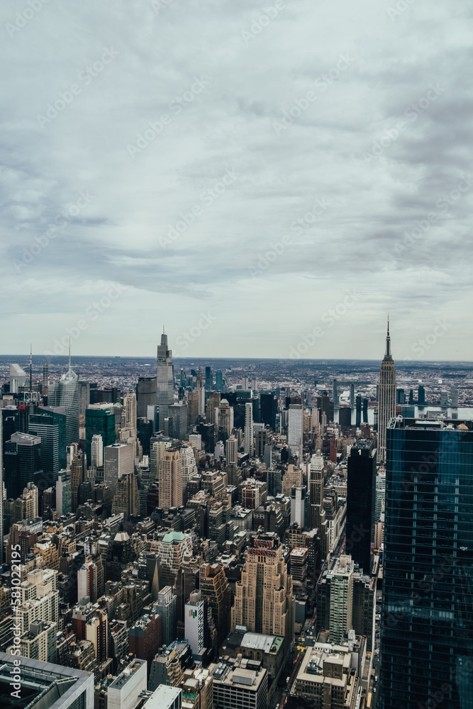 Fotografía en vertical del skyline de Manhattan, Nueva York, Estados Unidos, con el Empire State Building, desde The Edge.