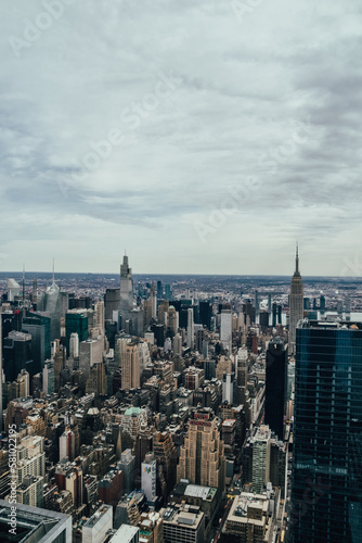 Fotografía en vertical del skyline de Manhattan, Nueva York, Estados Unidos, con el Empire State Building, desde The Edge. © Raquel