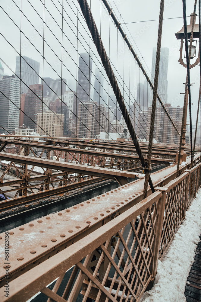 Fototapeta premium Foto de los rascacielos de Manhattan a través del Puente de Brooklyn en Nueva York, Estados Unidos.