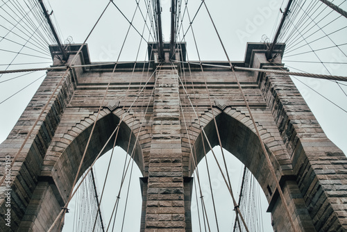 Foto del Puente de Brooklyn sin gente en Manhattan, Nueva York, Estados Unidos. © Raquel