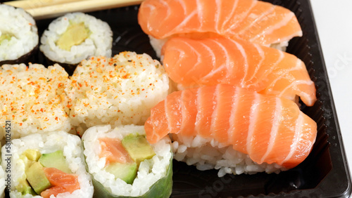 plat de sushi et maki, en gros plan, sur une table