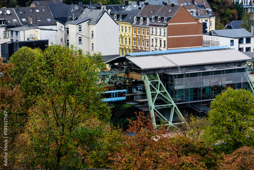 Schwebebahn, Station Moritzstrasse und das Schwebebahngerüst über der Wupper im Stadtteil Arrenberg Schwebebahn, Station Moritzstrasse und das Schwebebahngerüst über der Wupper im Stadtteil Arrenberg