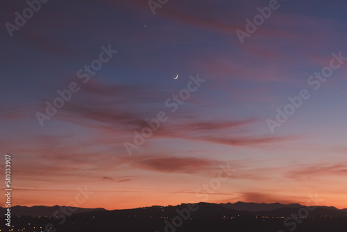 Photos cielo al anochecer con luna creciente