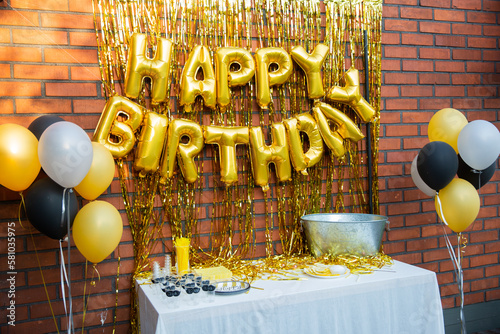 Slika na platnu Gold birhday party decoration on the table