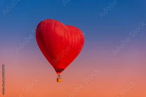 Postcard mockup with copys pace for 14 february day with a balloon in the shape of a red heart.
