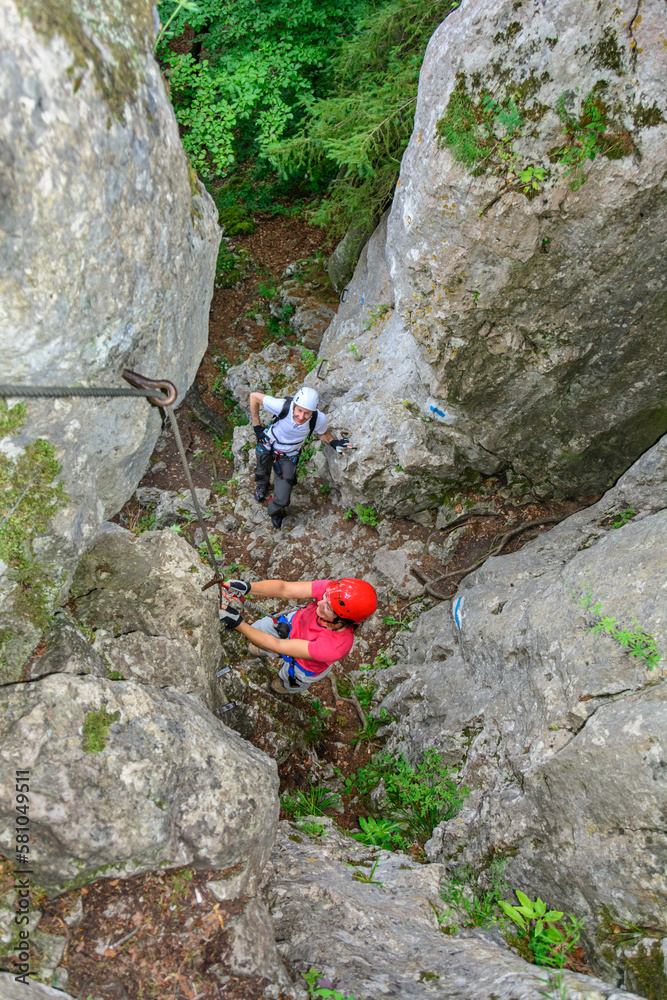 Unterwegs im Klettersteig - Aufstieg im Fels mit Absicherung Unterwegs im Klettersteig - Aufstieg im Fels mit Absicherung