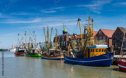 Krabbenkutter im historischen Hafen von Neuharlingersiel, Deutschland
