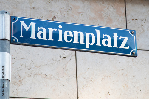 Marienplatz Straßenschild in der Münchner Innenstadt