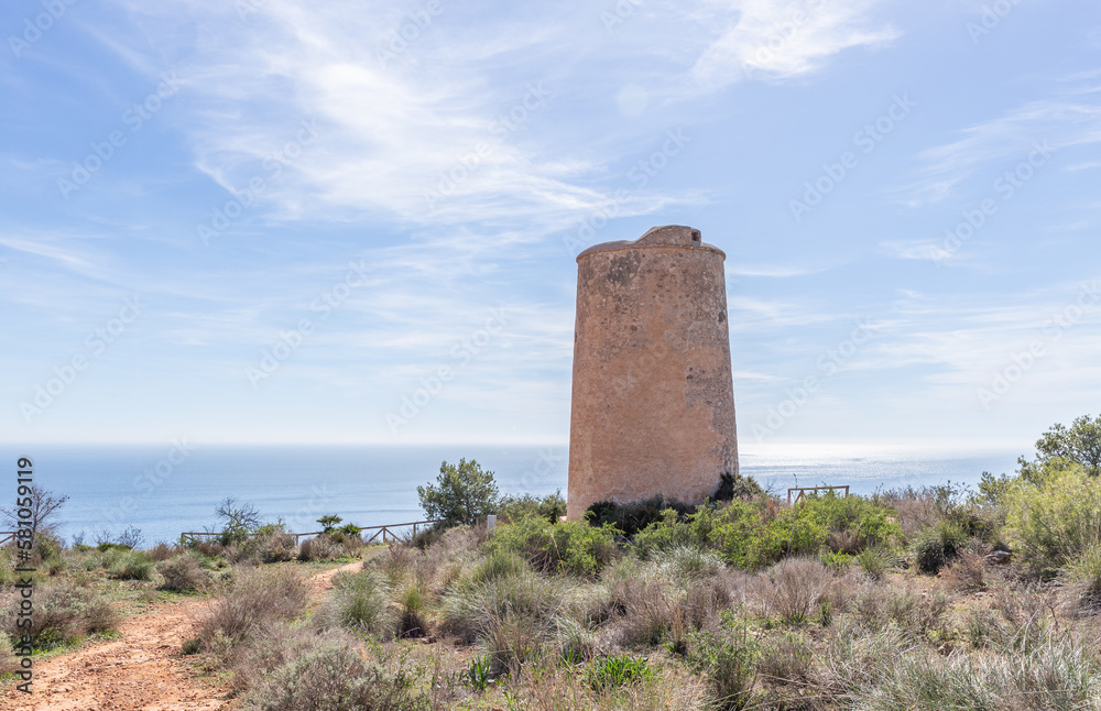 Der Turm am Mirador del Cerro Gordo, Andalusien, Spanien

