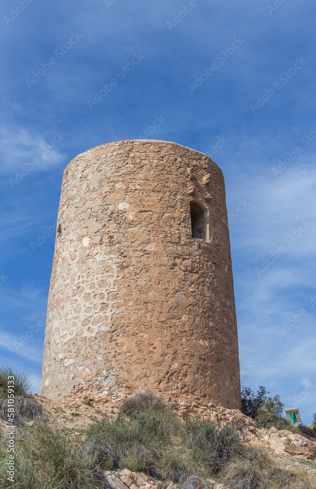 Der Turm am Mirador del Cerro Gordo, Andalusien, Spanien
