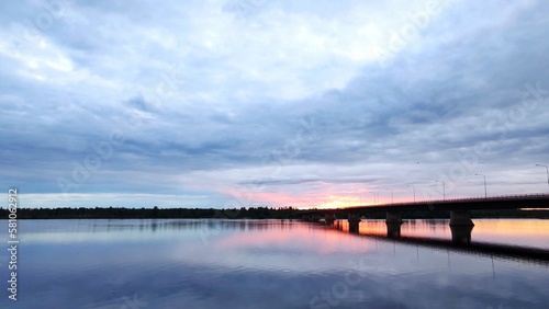 Sonnenuntergang hinter einer Brücke © Gloria