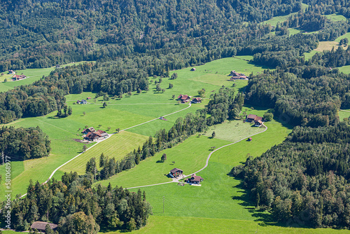 Einzelne Häuser und Bauernhöfe in der Obwaldner Landschaft (Luftaufnahme), Kanton Obwalden, Schweiz