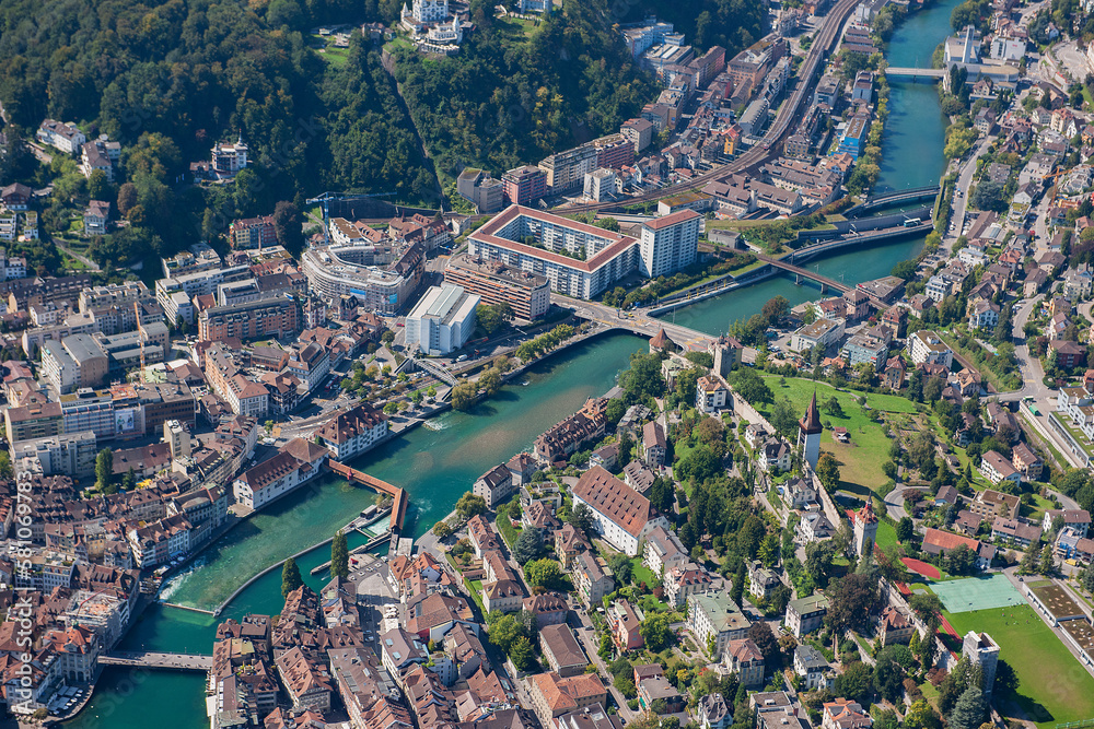 Luftaufnahme der Stadt Luzern entlang der Reuss, Schweiz