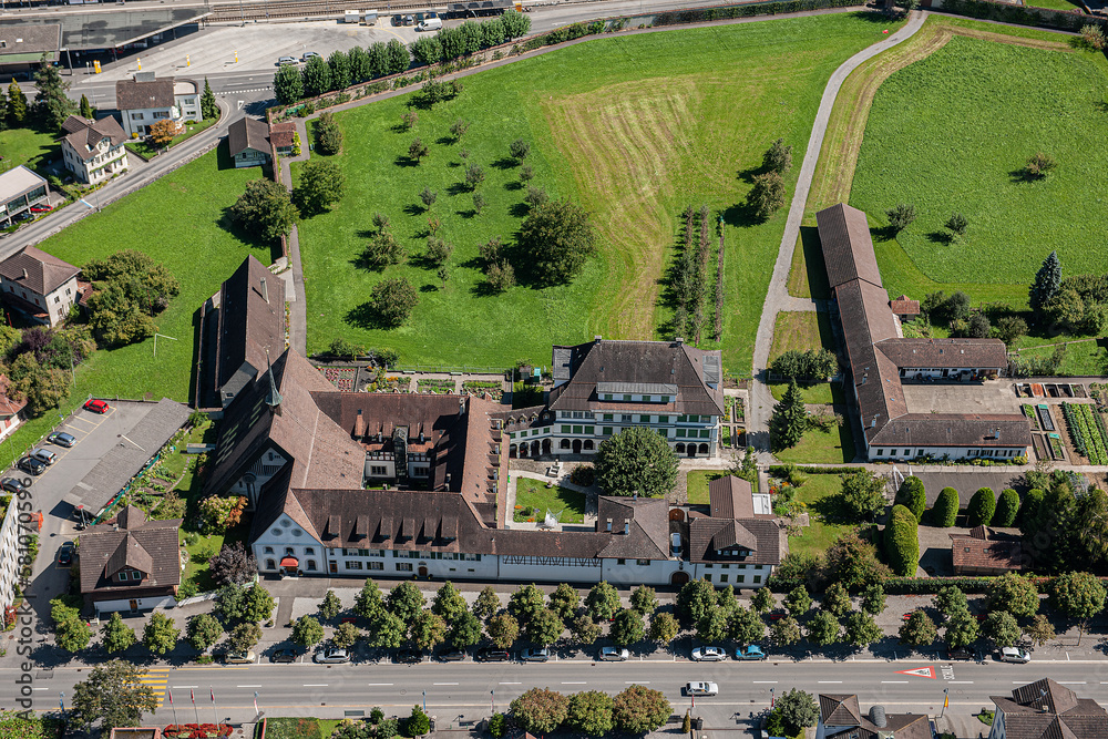 Luftaufnahme des Frauenklosters St. Andreas, Sarnen, Kanton Obwalden, Schweiz