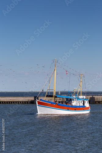 Obraz na płótnie Büsum Nordsee Hafen Fischerboot w salonie