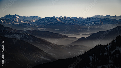 Ausblick in die Berge von einem bayerischen Gipfel (Deutschland)