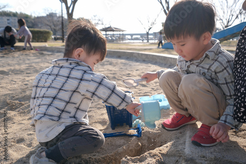 砂場で遊ぶ兄弟 photo