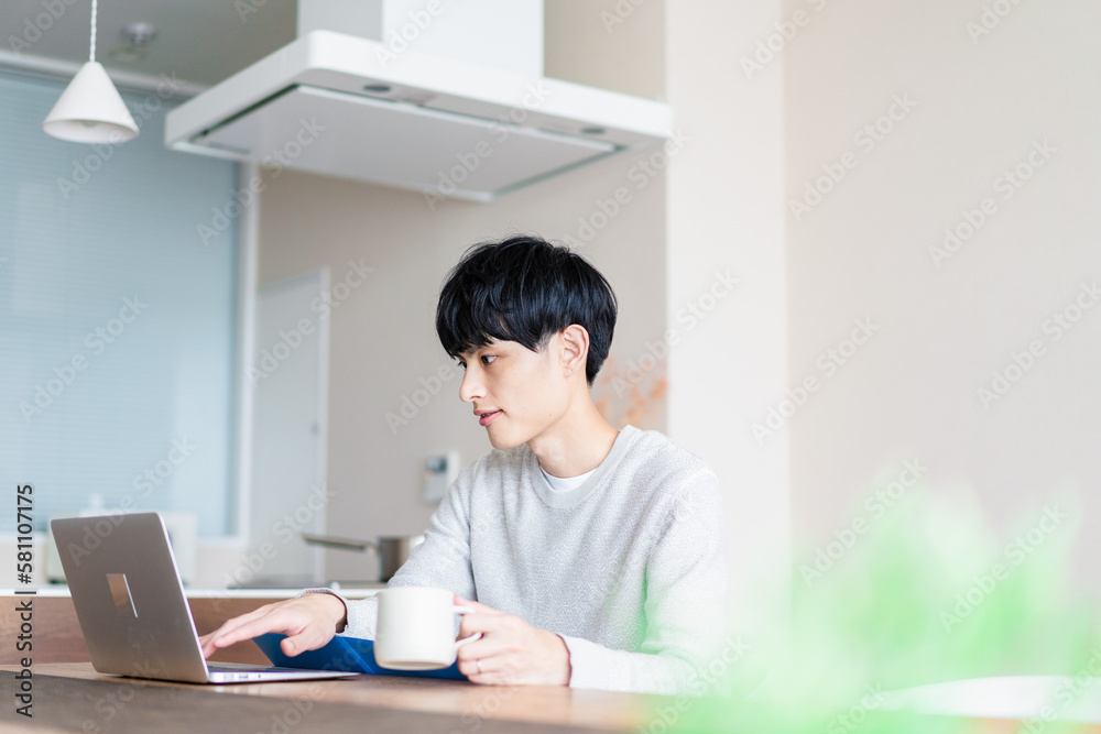 自宅でリモートワークをする男性