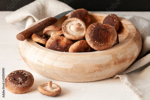 Frische Shiitake Pilze in hölzerner Schale