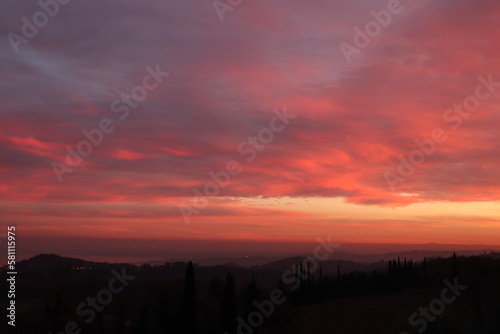 panorama con nuvole rosse all'alba