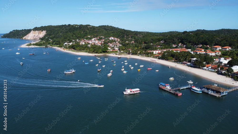 Praia brasileira com barcos a beira mar em vila de pescador