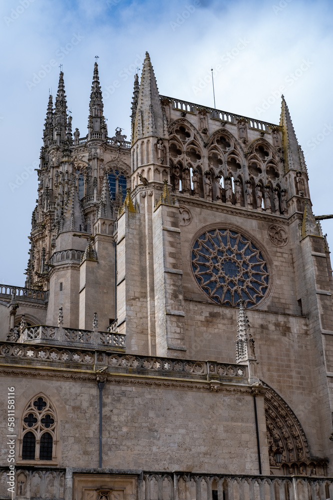 Fototapeta premium La Catedral de Burgos y sus vidrieras y columnas bajo un cielo azul con nubes en un día de primavera.