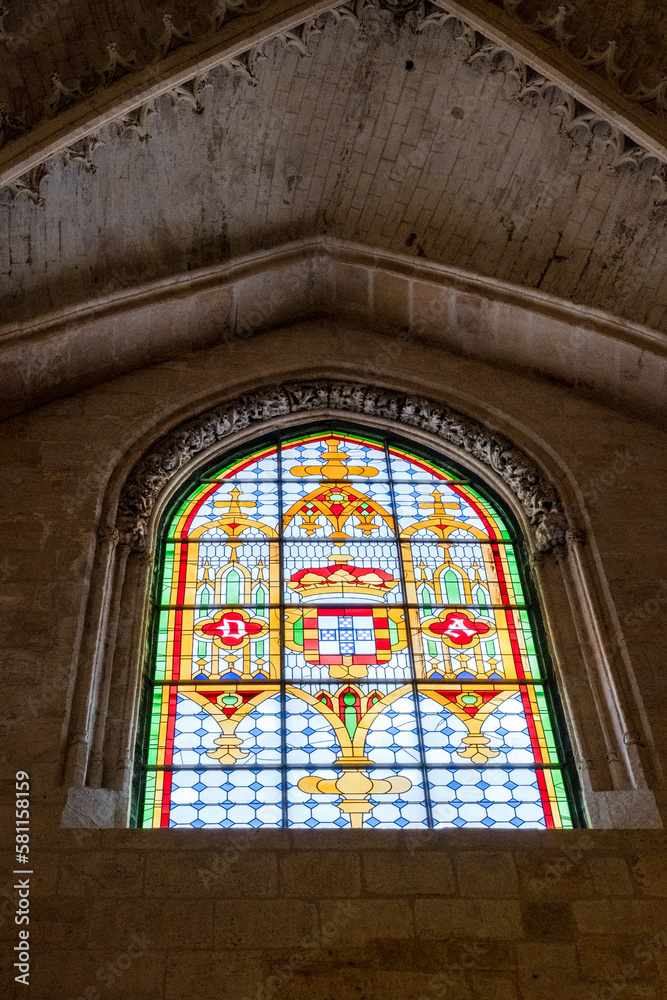 Vidriera en lo más alto de la catedral de Burgos llena de colores y diferentes figuras y dibujos por donde entra la luz del exterior.