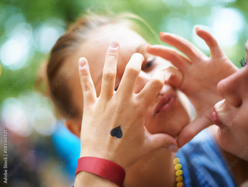 Naklejka premium Making a fashion statement. A young woman with a heart tattoo on her hand.