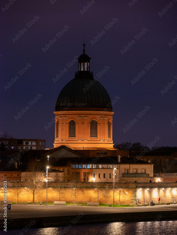 Chapelle Saint Joseph de la Grave à Toulouse vue de nuit depuis le quai Saint Pierre