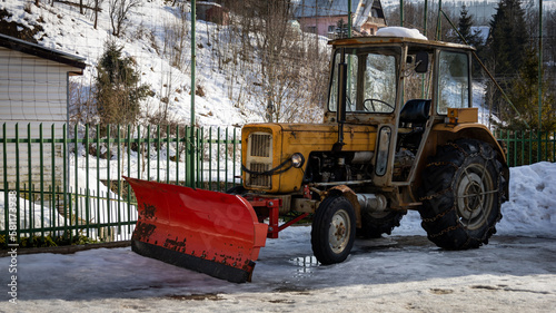 traktor z łyżką do odśnieżania śniegu