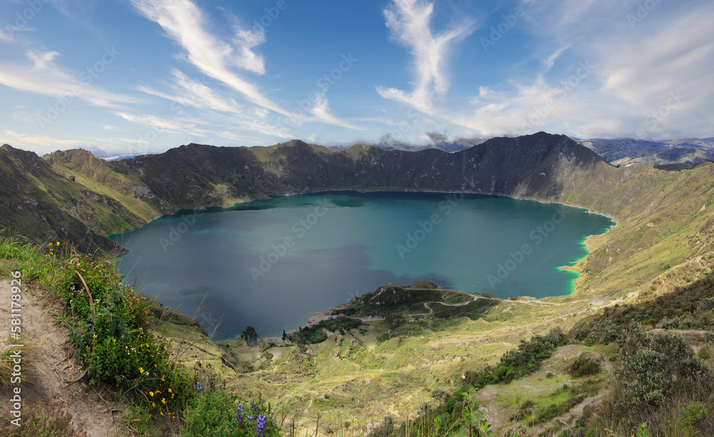 Laguna en el cráter de un volcán en Ecuador